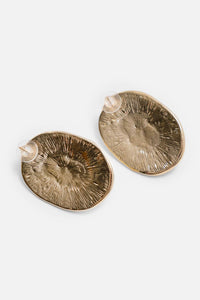 Deskovo Textured Pearl Stud Earrings