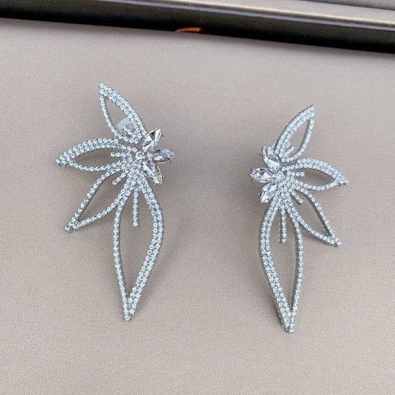 Pamuhue Crystal Flower Earrings in Silver