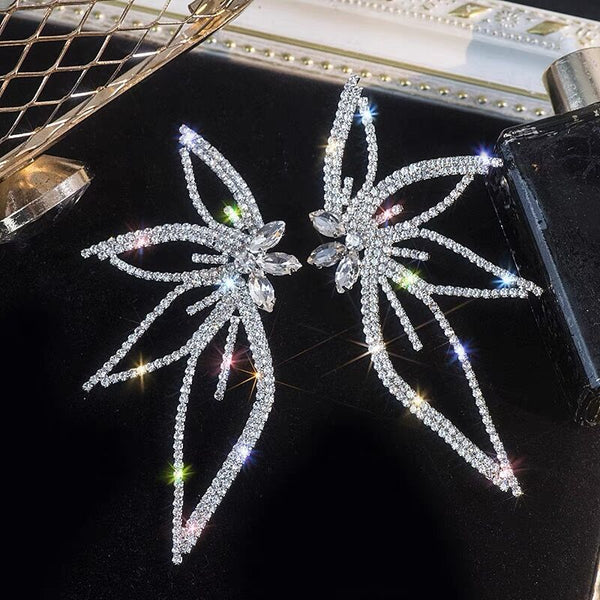 Pamuhue Crystal Flower Earrings in Silver